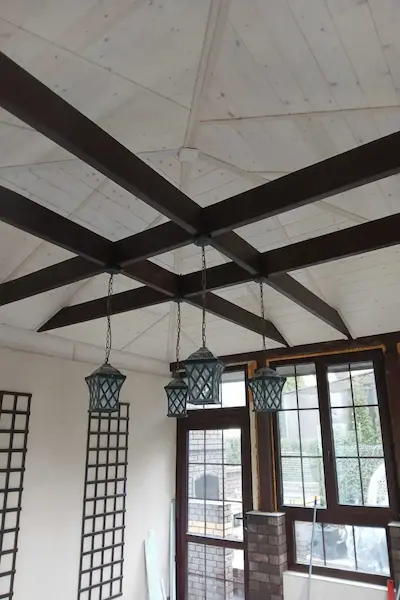 Кесонный потолок с деревянными балками